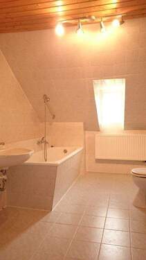 Helles Badezimmer mit Wanne - 
