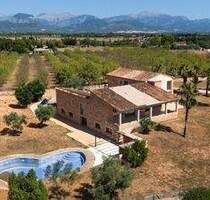 Eine Ladung zum Bleiben! Großzügiges Fincaanwesen bei Binissalem im Herzen Mallorcas, mitten im Weinanbaugebiet.