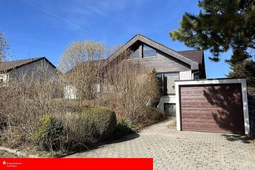 Eingangsbereich mit Garageneinfahrt - Einfamilienhaus in sehr ruhiger Ortsrandlage von Wurmlingen