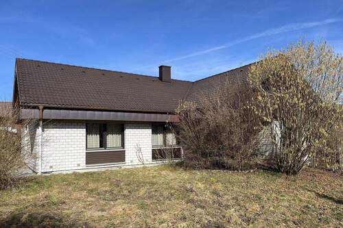 Frontansicht mit Rasenfläche - 5 Zimmer Einfamilienhaus zum Kaufen in Wurmlingen