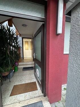 Eingang Wohnungen.jpg - Großzügiges WohnGewerbehaus mit integrierter Arztpraxis – 300 m² Wohn- und Nutzfläche in Trostberg.