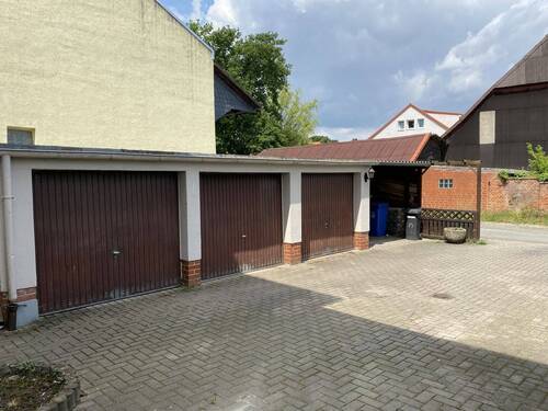  Garagen mit Carport - 