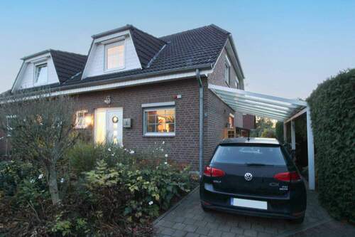 Vorderseite mit Carport - 