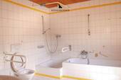 Bad mit Wanne und Dusche - 