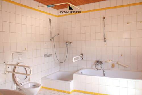 Bad mit Wanne und Dusche - 