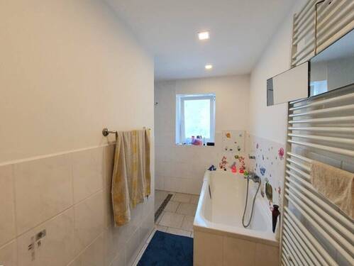 Ebenerdige Dusche und Badewanne - 