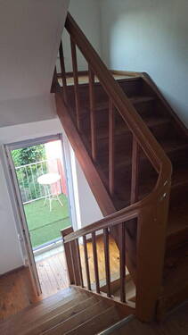Holztreppe und kleiner Balkon - Doppelhaushälfte mit 129,00 m² in Straubing zum Kaufen