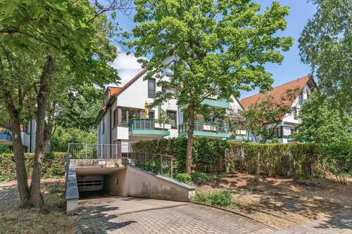 Hausansicht mit Zufahrt Tiefgarage - Traumhafte 3,5- Zimmerwohnung in ruhiger Lage mit Tiefgaragenstellplatz