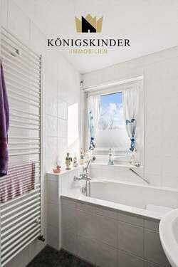 Tageslichtbad mit Wanne - 