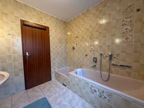 Bad mit Dusche und Wanne - 