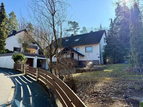 Aussenansicht Strassenseite - Großzügiges Familienanwesen mit Garten & Waldanteil in ruhiger Ortsrandlage