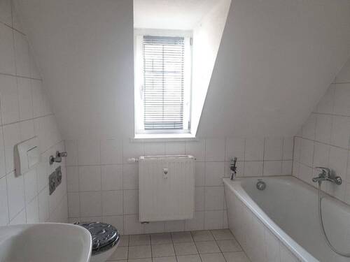 Bad mit Fenster und Wanne.jpg - Etagenwohnung mit 40,00 m² in Aue zur Miete