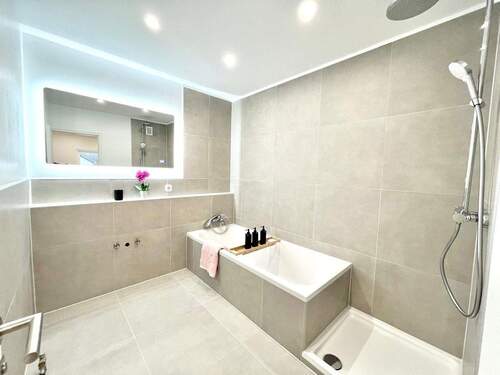 Bad mit Wanne + Dusche - 