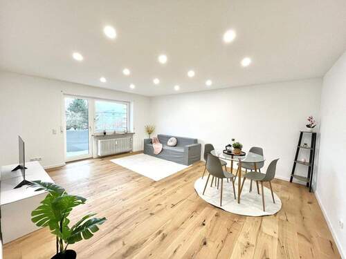 Wohnzimmer - Lichtdurchflutete Traumwohnung: neu renovierte 3 ZKB mit Balkon & TG in Göggingen - sofort frei