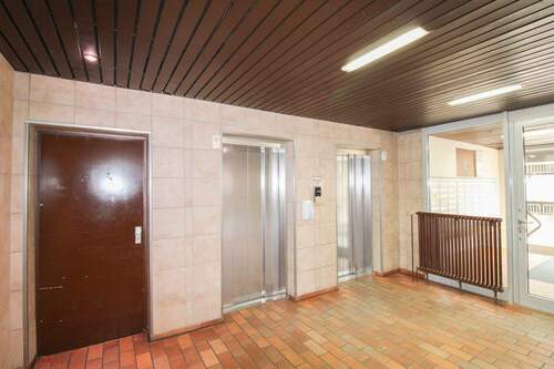 Zwei modernesierte Aufzuge_ - 