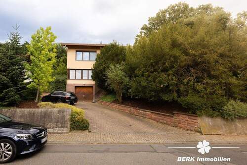 Einfahrt - 7 Zimmer Einfamilienhaus in Klingenberg am Main / Röllfeld