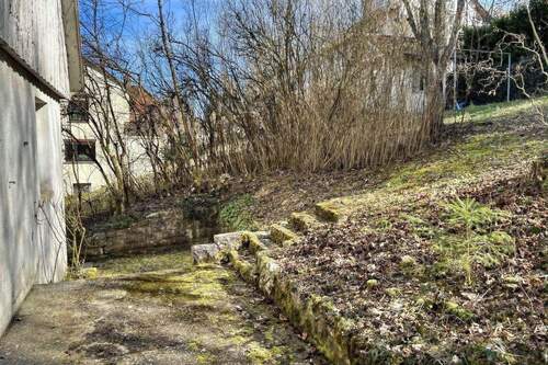 Terrasse mit Stufen zum Gartenbereich - 