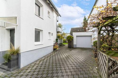 Seitenansicht mit Stellplatz und Garage - Mehrfamilienhaus, Wohnhaus mit 208,50 m&sup2; in Mühlheim am Main zum Kaufen