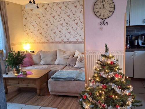 Wohnzimmer - 3 Zimmer Mehrfamilienhaus, Wohnhaus in Neukirch/Lausitz