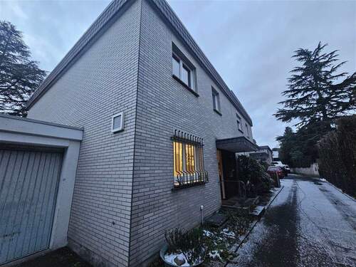 Seitenansicht mit großer Garage - Exklusives Einfamilienhaus mit Garten, Balkon & Garage - ruhige Villenlage in Bad Honnef am Rhein