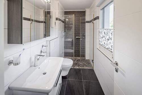 Badezimmer Anbau - 9 Zimmer Einfamilienhaus in Essen