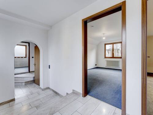 Flur im EG - 8 Zimmer Einfamilienhaus zum Kaufen in Lörrach