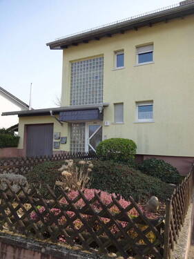 Eingangsbereich und Garage - 