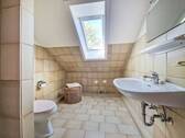 Badezimmer im Dachgeschoss - 