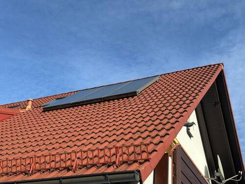 Solarmodule auf dem Dach - 