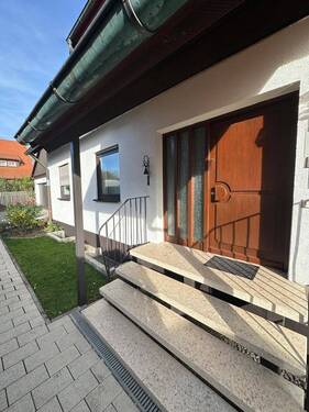 Großzügige Eingansgtüre - 1 Zimmer Mehrfamilienhaus, Wohnhaus in Fürth