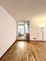 Wohnzimmer/Zugang zum Balkon - 3 Zimmer Etagenwohnung zum Kaufen in München