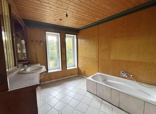 großes Bad - Wannenbereich - 