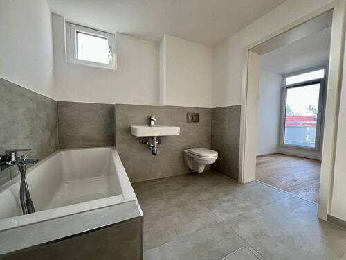 Bad mit Wanne und Dusche - 