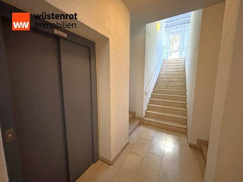 Treppenhaus, mit Personenaufzug - 