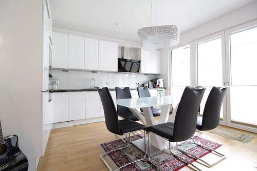 Essbereich mit offener Küche - 3 Zimmer Etagenwohnung in Frankfurt am Main