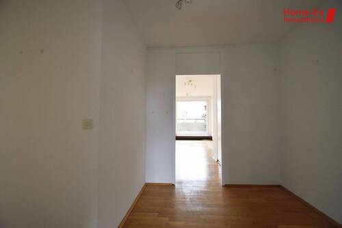 Der große Flur wartet auf eien schönen Schrank - 