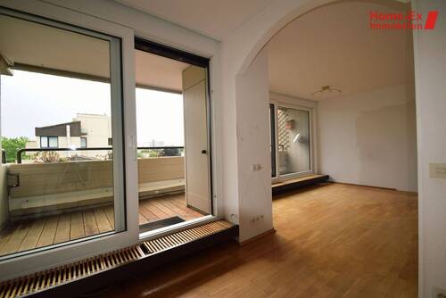 Die Ess-Küche mit Blick ins Wohnzimmer - 