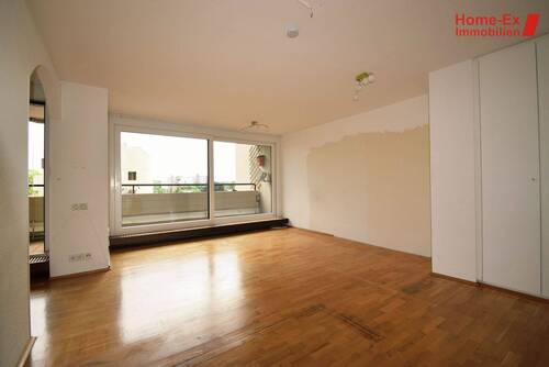 Das Wohnzimmer - Raum satt - Why not? 3-Zimmer-Wohnung mit chicen Bädern und großzügigem Balkon