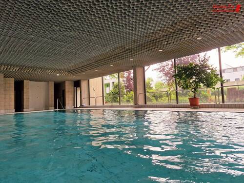 Hallenbad im Sonnenschein - 