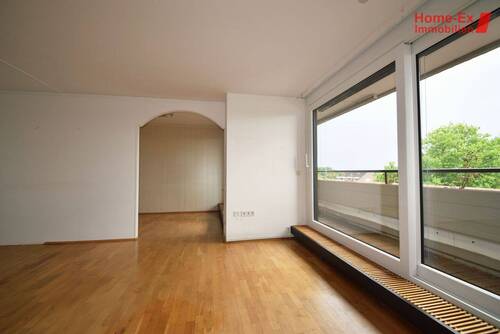 Das Wohnzimmer mit Blick in den Küchenbereich - 