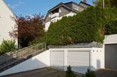 Ansicht Haus mit Garagen - 