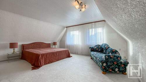 Großzügiges Schlafzimmer im Dachgeschoss - Einfamilienhaus mit 188,00 m&sup2; in Henstedt-Ulzburg zum Kaufen