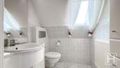 Helles Bad mit WC und Waschbecken im Dachgeschoss - 