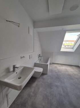 Bad mit Wanne und Dusche - 