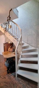 Geschwungene Treppe zum Obergeschoss - 4 Zimmer Einfamilienhaus in Ueckermünde