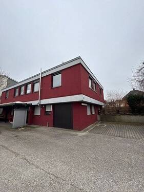 Hausansicht1.jpg - Großzügiges WohnGewerbehaus mit integrierter Arztpraxis – 300 m² Wohn- und Nutzfläche in Trostberg.
