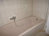 Bad mit Wanne und seperater Duschabtrennung - 