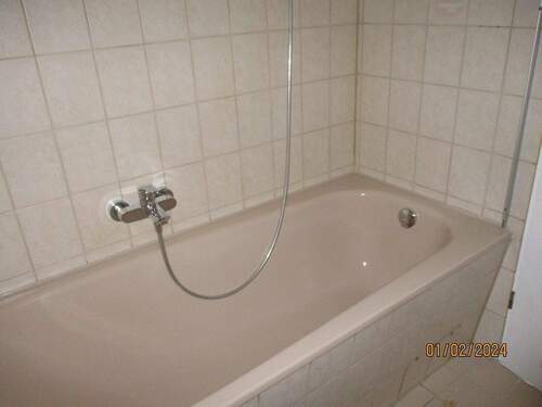 Bad mit Wanne und seperater Duschabtrennung - 