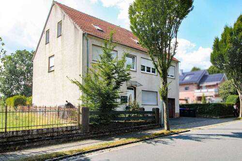 Strassenansicht - Mehrfamilienhaus in Salzkotten - 349.000,00 EUR Kaufpreis, ca.  277,60 m² Wohnfläche