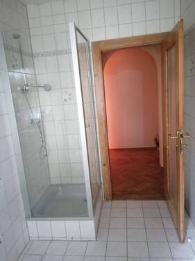 Dusche - Blick in den Flur - 